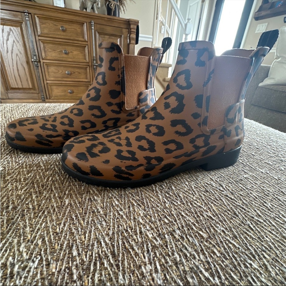 Women’s Hunter size 7 rain boots. Like New.